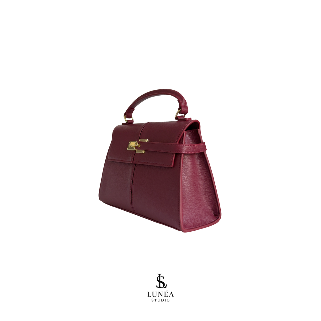 Clara Bag – Signature Handtasche in Burgunderrot mit Goldverschluss