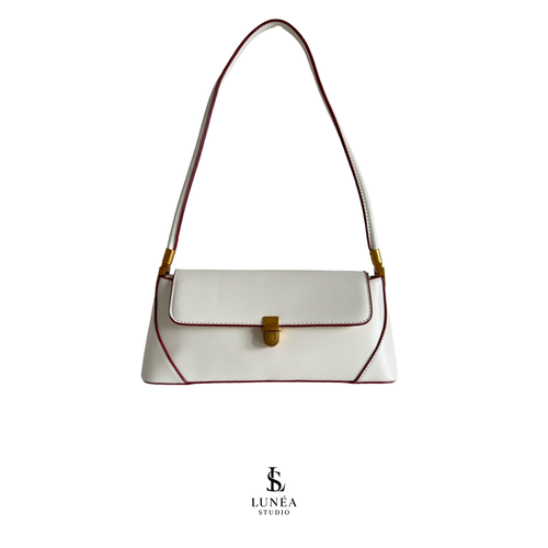 Amélie Bag – Weiße Schultertasche mit rotem Akzent und Goldverschluss