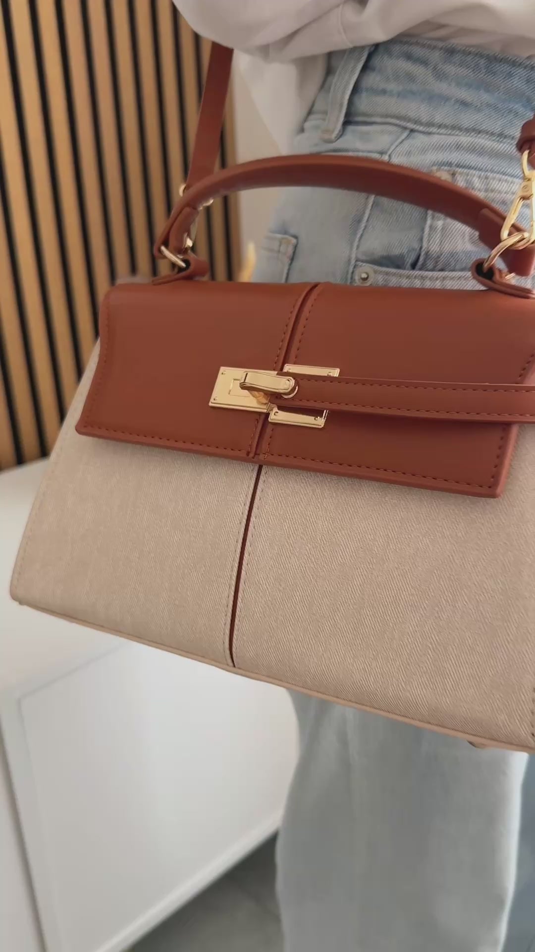 Eloise Bag – Signature Handtasche in Canvas & Cognac mit Goldverschluss